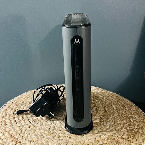Motorola MG7700 24X8 Cable Modem Plus AC1900 Router - Picture 1 of 4
